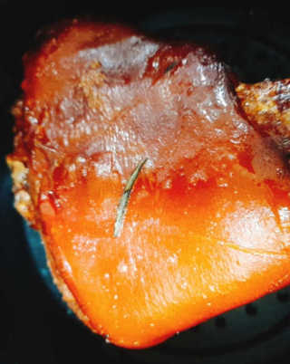 행복먹거리공작소 맥족. 맥주에 빠진 족발 550g + 마늘소스 70g — 4점을 준 리뷰어가 2020년 1월 올린 사용 사진