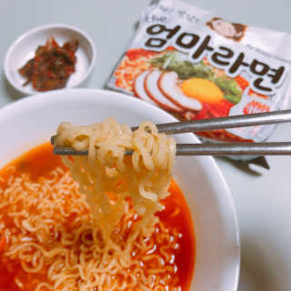라면 그대로가 제일 맛있는 더엄마라면 — 5점을 준 리뷰어가 2019년 6월 올린 사용 사진