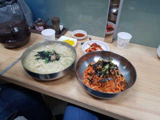 칼국수에끌림 [칼국수에 끌림] 손칼국수+비빔칼국수+왕만두4개 — 4.5점을 준 리뷰어가 2018년 10월 올린 사용 사진