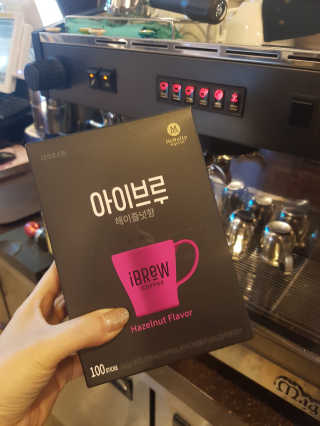 한국맥널티 아이브루 헤이즐넛향 100T — 5점을 준 리뷰어가 2019년 10월 올린 사용 사진