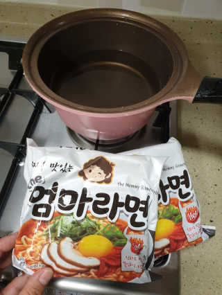 라면 그대로가 제일 맛있는 더엄마라면 — 5점을 준 리뷰어가 2019년 7월 올린 사용 사진