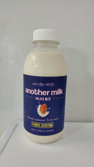 식사대용 아몬드밀크 어나더밀크 500ml X 2병 — 5점을 준 리뷰어가 2018년 9월 올린 사용 사진