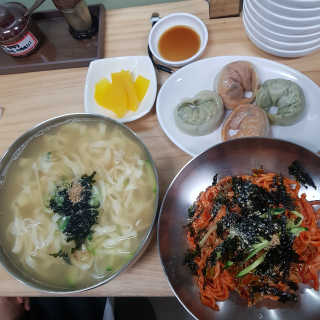 칼국수에끌림 [칼국수에 끌림] 손칼국수+비빔칼국수+왕만두4개 — 3.67점을 준 리뷰어가 2018년 9월 올린 사용 사진