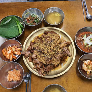[동네맛집족발] 4개 족발 중 택1 — 3.5점을 준 리뷰어가 2020년 1월 올린 사용 사진