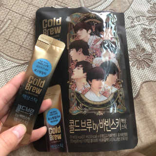 한국야쿠르트 콜드브루, 핫브루 액상스틱 BTS 일러스트 — 5점을 준 리뷰어가 2018년 11월 올린 사용 사진