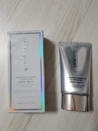 셀레뷰 브라이트닝 에센셜 UV프로텍터 SPF 50+ PA++++ — 4.33점을 준 리뷰어가 2017년 12월 올린 사용 사진
