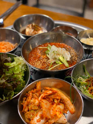 [동네맛집족발] 4개 족발 중 택1 — 4점을 준 리뷰어가 2020년 4월 올린 사용 사진