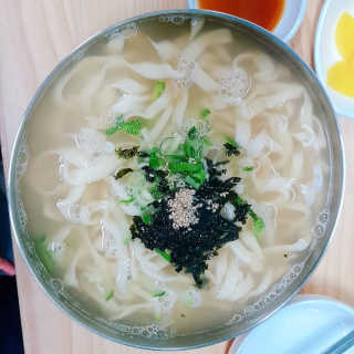 칼국수에끌림 [칼국수에 끌림] 손칼국수+비빔칼국수+왕만두4개 — 5점을 준 리뷰어가 2018년 9월 올린 사용 사진