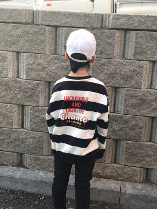 인디고뱅크키즈 스트라이프 루즈핏 맨투맨 — 5점을 준 리뷰어가 2020년 2월 올린 사용 사진
