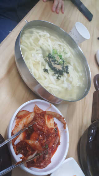 칼국수에끌림 [칼국수에 끌림] 손칼국수+비빔칼국수+왕만두4개 — 4.33점을 준 리뷰어가 2018년 10월 올린 사용 사진