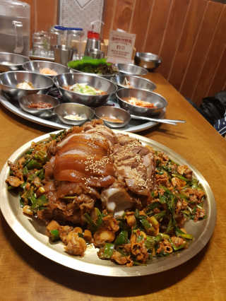 [동네맛집족발] 4개 족발 중 택1 — 5점을 준 리뷰어가 2020년 2월 올린 사용 사진