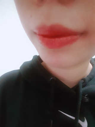 터치인솔 메탈리스트 리퀴드 포일 립스틱 5종 — 4점을 준 리뷰어가 2018년 3월 올린 사용 사진