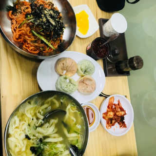 칼국수에끌림 [칼국수에 끌림] 손칼국수+비빔칼국수+왕만두4개 — 5점을 준 리뷰어가 2018년 9월 올린 사용 사진