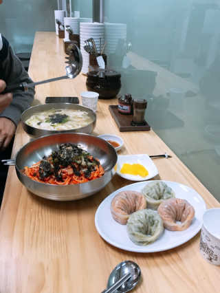 칼국수에끌림 [칼국수에 끌림] 손칼국수+비빔칼국수+왕만두4개 — 4.67점을 준 리뷰어가 2018년 10월 올린 사용 사진