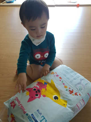 LG생활건강 토디앙 핑크퐁 팬티형 기저귀 — 5점을 준 리뷰어가 2017년 4월 올린 사용 사진