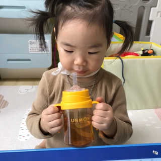 유비맘 샘방지 PPSU 빨대컵_컬러 랜덤 발송 — 4.5점을 준 리뷰어가 2020년 3월 올린 사용 사진