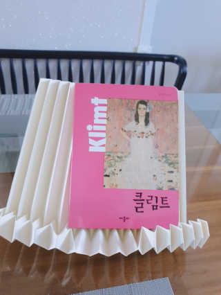 그레이프랩 종이 한 장의 가벼움 휴대용 거치대, g스탠드 — 5점을 준 리뷰어가 2019년 8월 올린 사용 사진