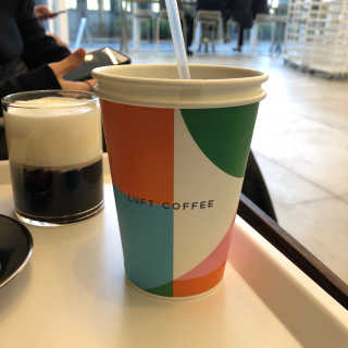 루프트커피명동점 [루프트커피 광화문점] 커피 + 마카롱 세트 — 3.5점을 준 리뷰어가 2019년 4월 올린 사용 사진