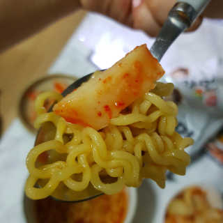 라면 그대로가 제일 맛있는 더엄마라면 — 5점을 준 리뷰어가 2019년 7월 올린 사용 사진