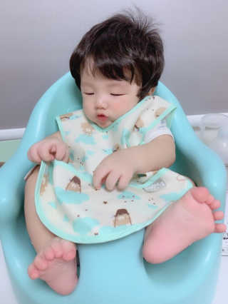 [베이비앤아이] 클린 이유식 방수 턱받이 — 5점을 준 리뷰어가 2019년 7월 올린 사용 사진