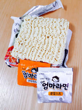 라면 그대로가 제일 맛있는 더엄마라면 — 5점을 준 리뷰어가 2019년 9월 올린 사용 사진