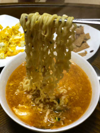 라면 그대로가 제일 맛있는 더엄마라면 — 4.5점을 준 리뷰어가 2019년 7월 올린 사용 사진