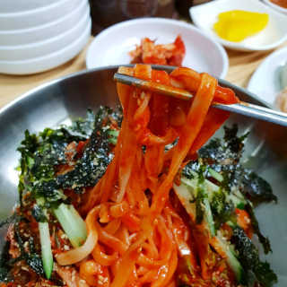 칼국수에끌림 [칼국수에 끌림] 손칼국수+비빔칼국수+왕만두4개 — 5점을 준 리뷰어가 2018년 9월 올린 사용 사진