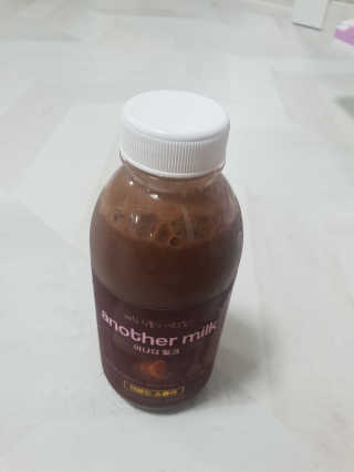 식사대용 아몬드밀크 어나더밀크 500ml X 2병 — 1점을 준 리뷰어가 2018년 10월 올린 사용 사진