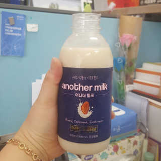 식사대용 아몬드밀크 어나더밀크 500ml X 2병 — 5점을 준 리뷰어가 2018년 9월 올린 사용 사진