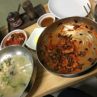 칼국수에끌림 [칼국수에 끌림] 손칼국수+비빔칼국수+왕만두4개 — 5점을 준 리뷰어가 2018년 10월 올린 사용 사진