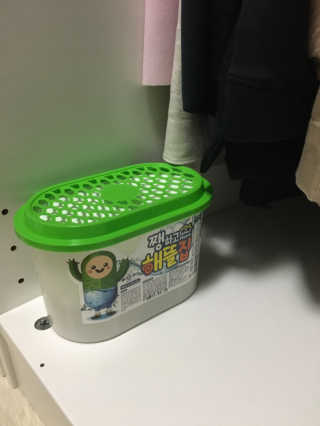 [로하스 인증 제습제] 쨍하고 해뜰집 옷장용 프리미엄 — 4점을 준 리뷰어가 2019년 8월 올린 사용 사진