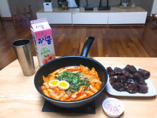 홍대미미네국물떡볶이 [홍대미미네]오리지널 국물 떡볶이4팩 + 라면사리 — 5점을 준 리뷰어가 2019년 4월 올린 사용 사진