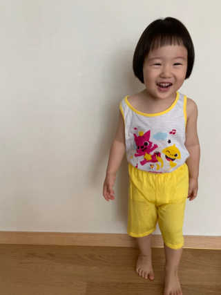 [베이비앤아이] 핑크퐁 아기상어 유아 민소매 상하복 — 5점을 준 리뷰어가 2019년 6월 올린 사용 사진