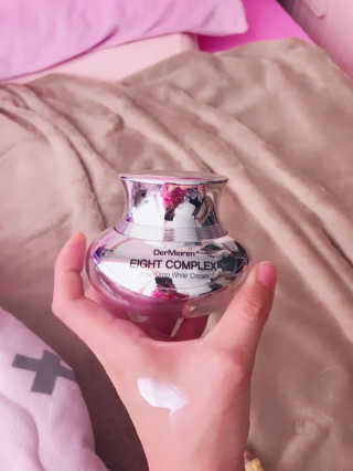더메이런 에잇콤플렉스 워터드롭 화이트 크림 — 3점을 준 리뷰어가 2017년 4월 올린 사용 사진