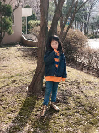 인디고뱅크키즈 스트라이프 루즈핏 맨투맨 — 5점을 준 리뷰어가 2020년 3월 올린 사용 사진