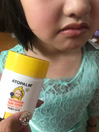 아토팜 야외놀이 선스틱 SPF50+ PA++++ — 5점을 준 리뷰어가 2020년 3월 올린 사용 사진