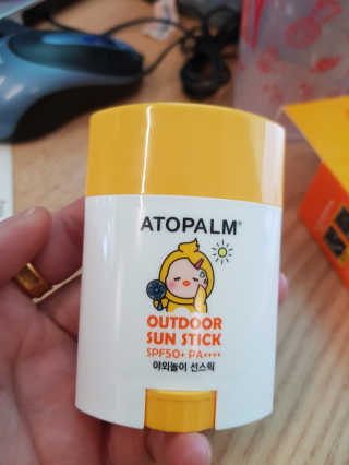 아토팜 야외놀이 선스틱 SPF50+ PA++++ — 3점을 준 리뷰어가 2020년 3월 올린 사용 사진