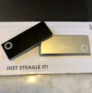 스티글 STEAGLE 검정색과 은색 웹캠 덮개 — 4.17점을 준 리뷰어가 2018년 3월 올린 사용 사진