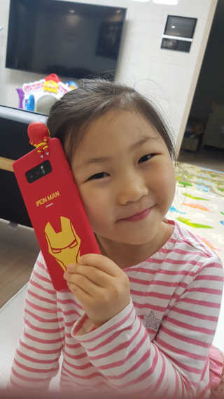 하이키키 마블 피규어 컬러젤리 케이스 — 5점을 준 리뷰어가 2019년 4월 올린 사용 사진
