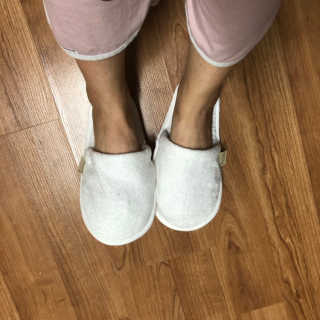 허그플러스 대나무 섬유 실내 슬리퍼 — 3점을 준 리뷰어가 2019년 7월 올린 사용 사진