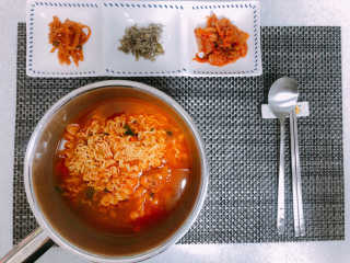 라면 그대로가 제일 맛있는 더엄마라면 — 5점을 준 리뷰어가 2019년 7월 올린 사용 사진