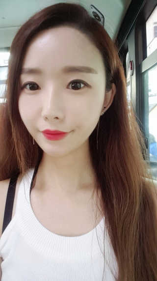 [블랙루즈] 에어 핏 촉촉틴트 + 크리미 벨벳 립크레용 — 4.67점을 준 리뷰어가 2018년 7월 올린 사용 사진