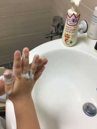 베비언스 핑크퐁 사이사이로 버블 핸드워시 — 4.17점을 준 리뷰어가 2017년 9월 올린 사용 사진