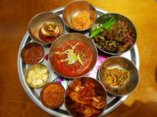 [동네맛집족발] 4개 족발 중 택1 — 5점을 준 리뷰어가 2019년 12월 올린 사용 사진