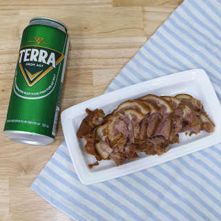 행복먹거리공작소 맥족. 맥주에 빠진 족발 550g + 마늘소스 70g — 5점을 준 리뷰어가 2020년 1월 올린 사용 사진