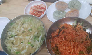 칼국수에끌림 [칼국수에 끌림] 손칼국수+비빔칼국수+왕만두4개 — 5점을 준 리뷰어가 2018년 9월 올린 사용 사진