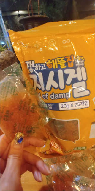 쨍하고 해뜰집 재사용 가능한 로하스 인증 지시겔 제습제 25g 20개입 — 5점을 준 리뷰어가 2019년 9월 올린 사용 사진
