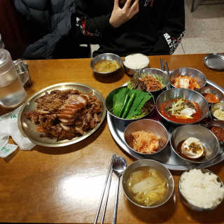 [동네맛집족발] 4개 족발 중 택1 — 4점을 준 리뷰어가 2020년 2월 올린 사용 사진
