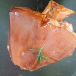 행복먹거리공작소 맥족. 맥주에 빠진 족발 550g + 마늘소스 70g — 5점을 준 리뷰어가 2020년 2월 올린 사용 사진