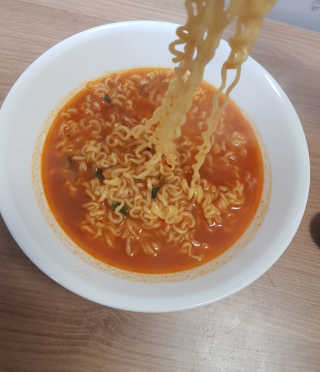 라면 그대로가 제일 맛있는 더엄마라면 — 5점을 준 리뷰어가 2019년 9월 올린 사용 사진